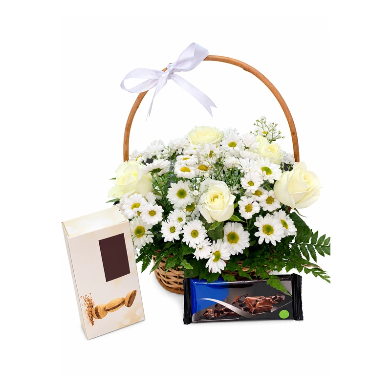 Cesta delicadeza branca com flores e chocolates