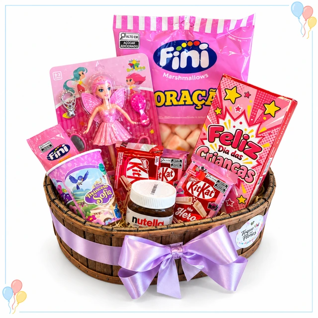 Cesta infantil rosa com boneca, chocolates, doces e laço lilás em fundo branco